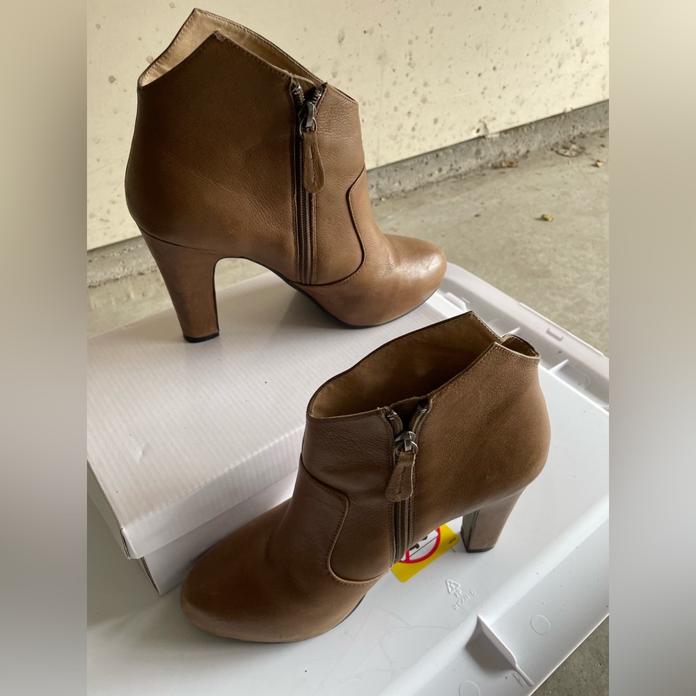 Mojo Moxie Boots Size 9 Camel Color Lightly Used - image 1